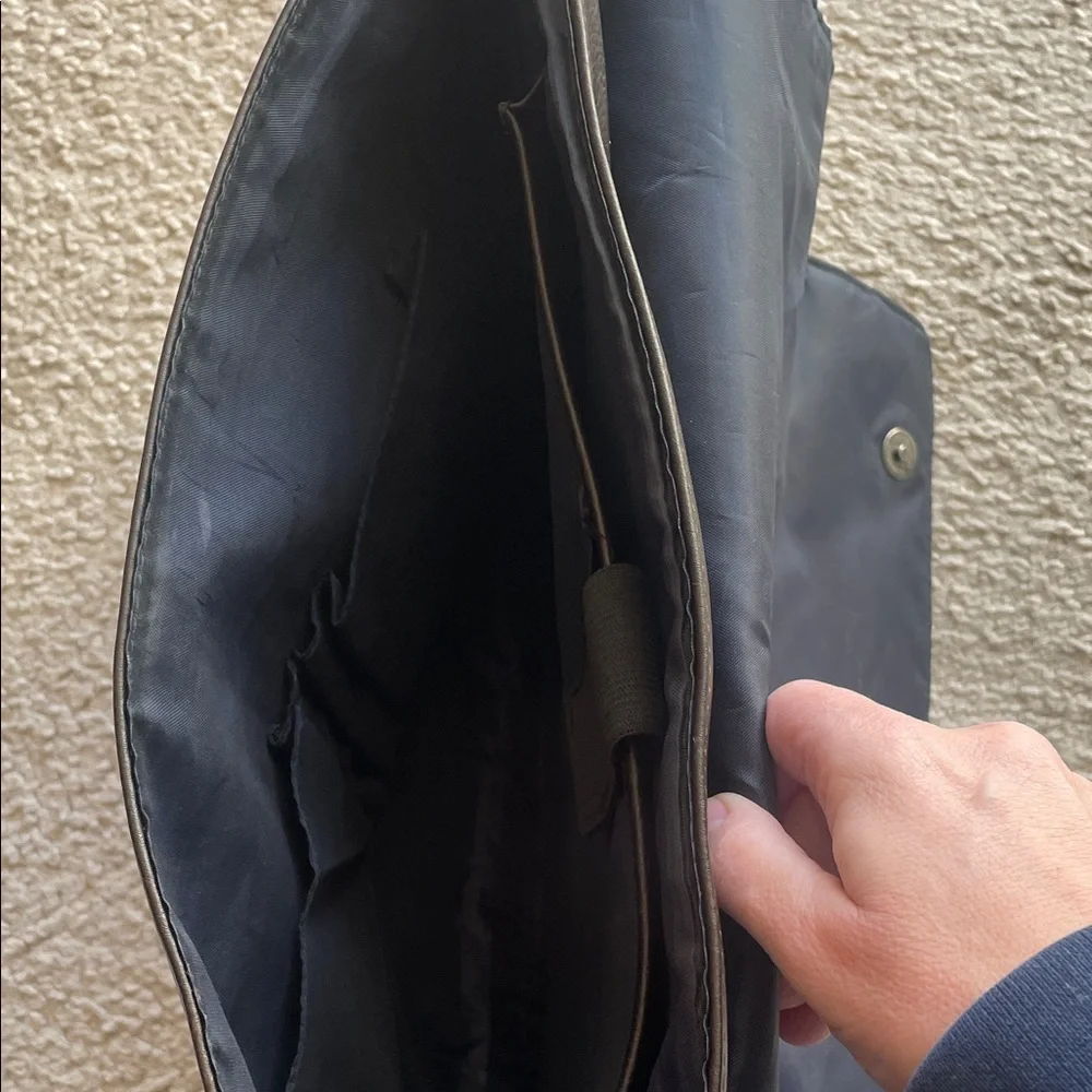 Kenneth Cole Reaction Black Messenger Bag - Picture 5 of 9